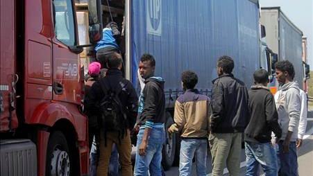 Migrants tentant de franchir la Manche en embarquant à bord de camions, à Calais.