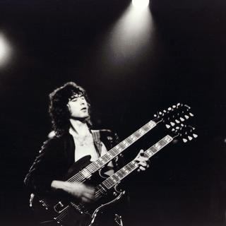 Jimmy Page performant "The Song Remains The Same" en 1976. [AFP - Starmavale - Swan Song - The Kobal Collection]