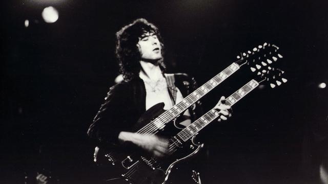 Jimmy Page performant "The Song Remains The Same" en 1976. [AFP - Starmavale - Swan Song - The Kobal Collection]