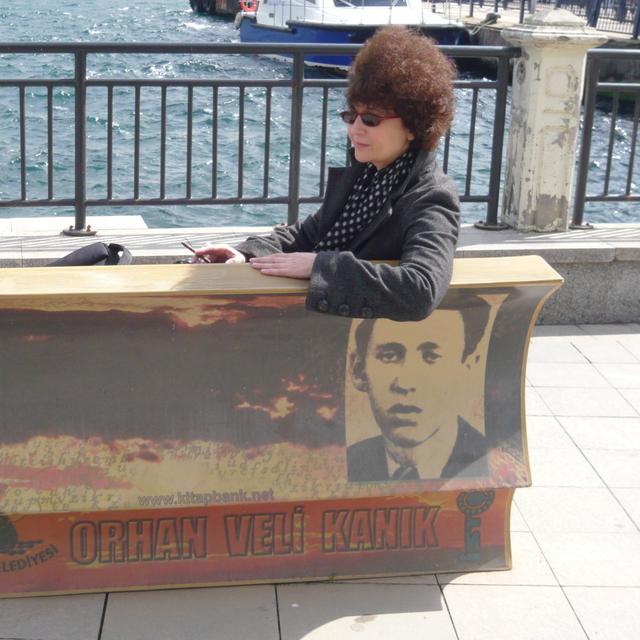 Chacun des bancs installés sur une jetée de l’île de Heybeli évoque un grand écrivain turc, ici Orhan Veli avec Elif Deniz, qui a traduit ses poèmes en français. [Patrice Rötig]