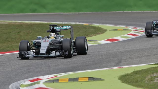 Les Mercedes de Hamilton et Rosberg se dirigent vers une nouvelle course sans histoire. [Luca Bruno]