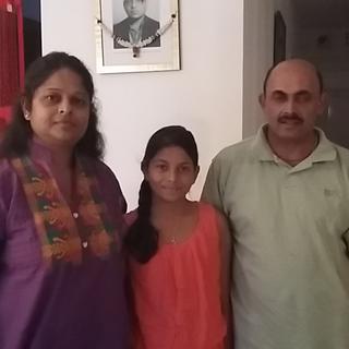 Tamayanthi Pasupathipilleï et sa famille. [Tania Sazpinar]