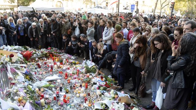 Des dizaines de Parisiens se recueillent devant le Bataclan, théâtre de la plus sanglante des fusillades. [Miguel Medina]