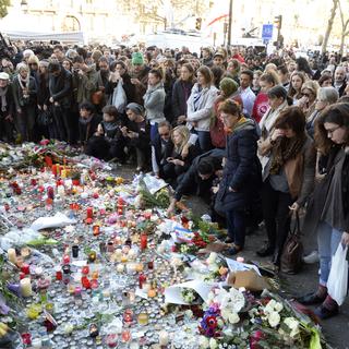Des dizaines de Parisiens se recueillent devant le Bataclan, théâtre de la plus sanglante des fusillades. [Miguel Medina]