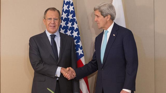 Sergei Lavrov et John Kerry se sont brièvement serré la main avant leur rencontre à Genève. [Evan Vucci]