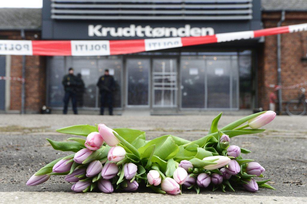Les fleurs déposées devant le centre culturel où a eu lieu la première fusillade samedi. [EPA/Soeren Bidstrup - SOEREN BIDSTRUP]