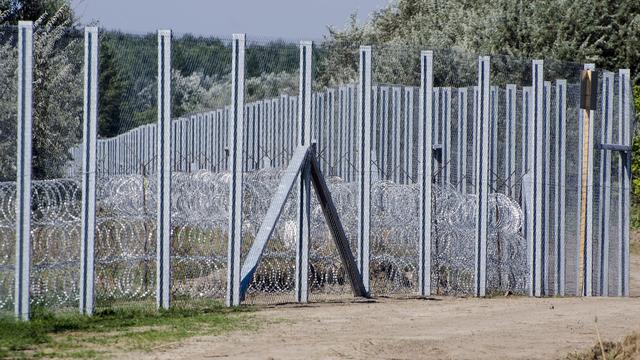 L'Europe se barricade (ici à la frontière entre Hongrie et Serbie). [AFP - Csaba Segesvari]