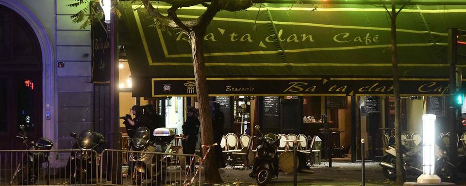 Devant le Bataclan, complètement bouclé. [CHRISTOPHE PETIT TESSON]