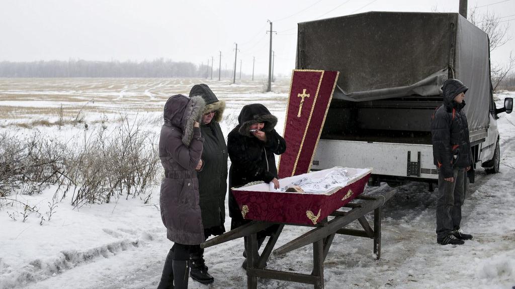 Hommage de parents à une jeune victime des combats dans la région de Donetsk.