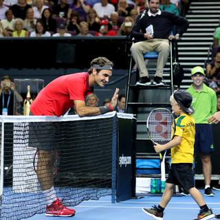 Federer salue Cruz Hewitt au cours de l'exhibition disputée face au père de ce dernier. [Nikki Short]