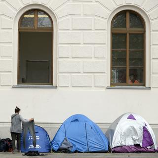 Des réfugiés campent devant le centre de premier accueil Traiskirchen, en Autriche. [APA/Keystone - Hans Klaus Techt]