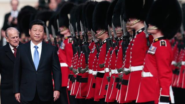 Le président chinoix Xi Jinping et le duc d'Edimbourgh (gauche) passant en revue les troupes à Londres. [Suzanne Plunkett]