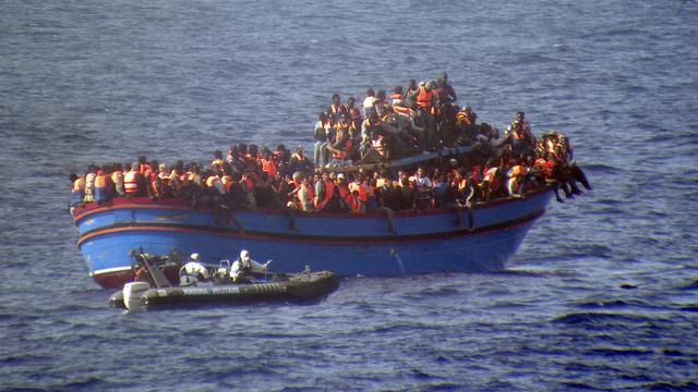 29 juin 2014, 566 migrants sont secourus par la marine italienne en mer méditerranée. [Keystone - AP Italian Navy]