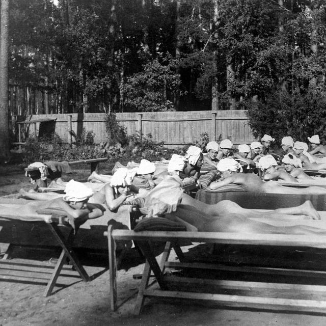 Centre anti-tuberculeux pour adolescents. Vers 1930. [AFP - Collection Roger-Viollet / Roger-Viollet]