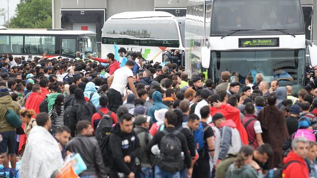 Plus de 6500 migrants ont traversé la frontière entre la Hongrie et l'Autriche depuis ce samedi matin. [Keystone - Roland Schlager - EPA]
