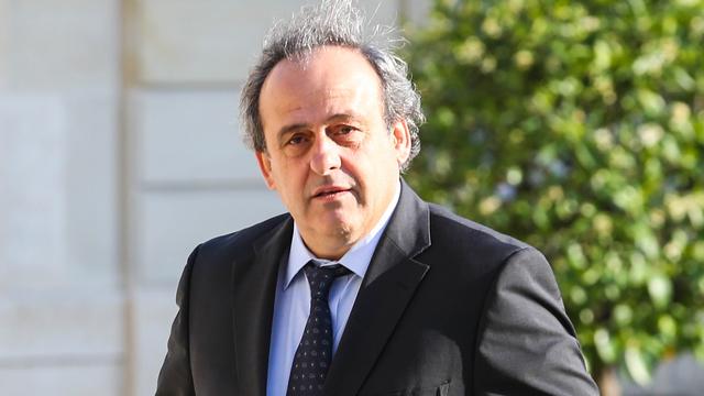 Platini n'abandonne pas la partie. [Sebastien Muylaert]