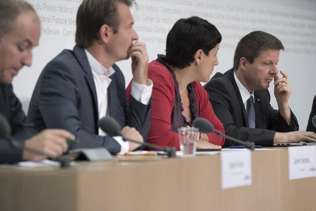 De droite à gauche, le président du parti Martin Baeumle,la secrétaire générale, Sandra Gurtner-Oesch, les vice-présidents, Laurent Seydoux et Roland Fischer. [KEYSTONE - LUKAS LEHMANN]