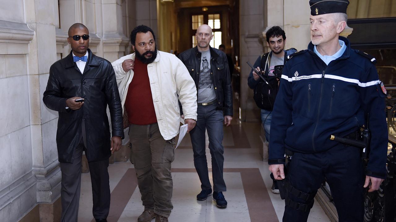 Dieudonné le 12 mars dernier à son arrivée à un tribunal parisien pour un jugement lié à une photo de lui faisant une "quenelle". [Loic Venance]