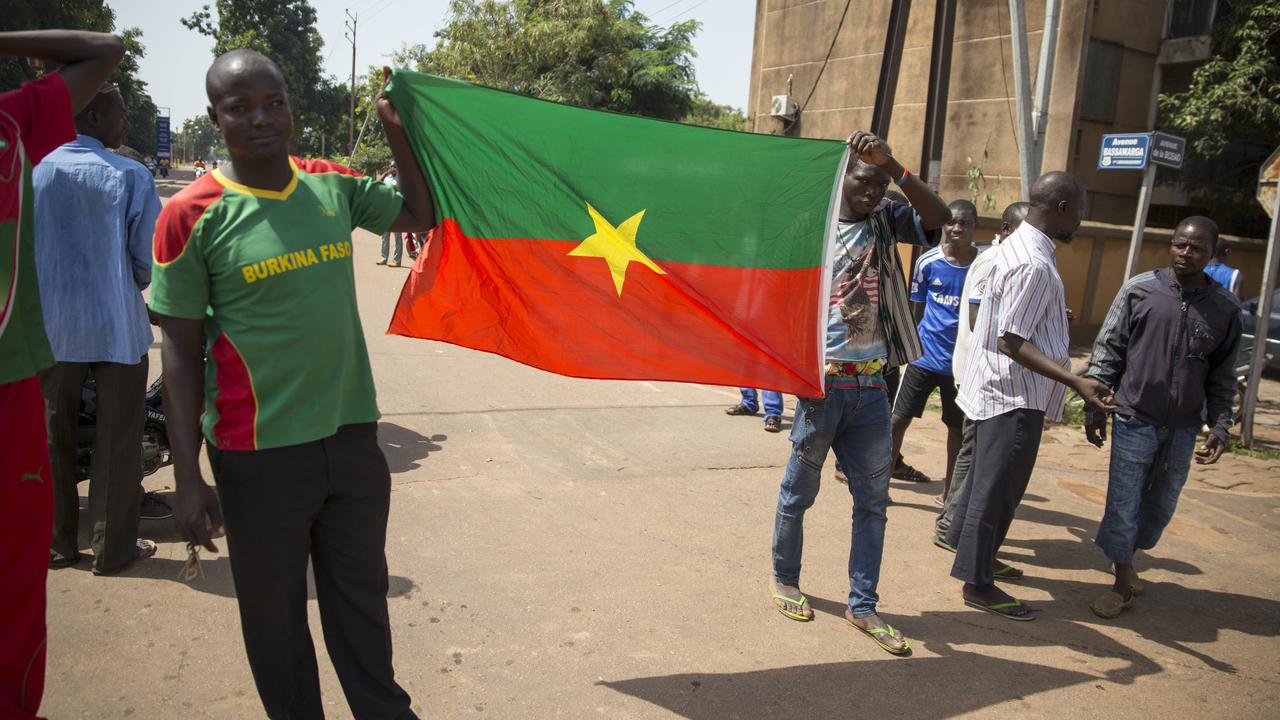 Des Burkinabés dans les rues de Ouagadougou mardi. [AFP Photo - Griff Tapper]