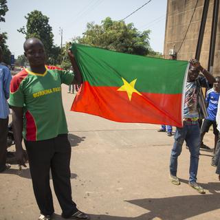 Des Burkinabés dans les rues de Ouagadougou mardi. [AFP Photo - Griff Tapper]
