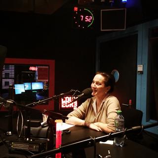 Ariane Ferrier dans les studios de Couleur 3 pour "La douche froide". [RTS]