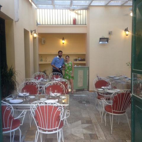Konstantinos Matsourdelis dans le restaurant-patio du musée. [Mélanie Croubalian]