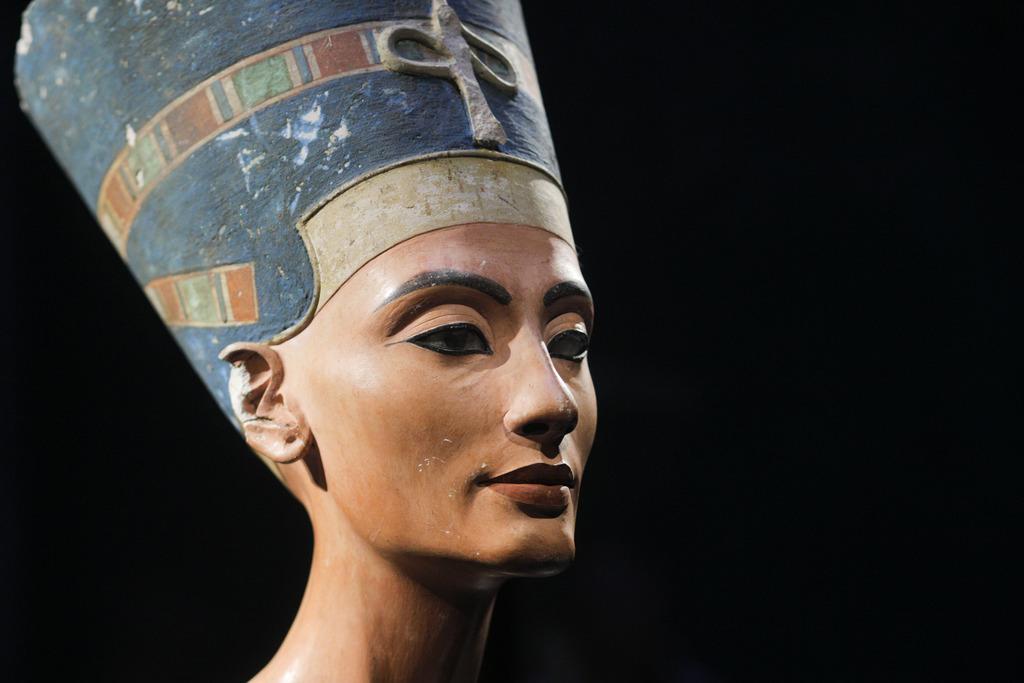 Le buste de la reine Néfertiti, emblème de l'Egypte antique, est conservé à Berlin depuis sa découverte par un archéologue allemand. Elle représente un cas emblématique de la lutte entre les autorités égyptiennes, qui réclament que l'oeuvre leur soit rendue, et les autorités allemandes qui refusent de la rendre. [AP Photo - Markus Schreiber]
