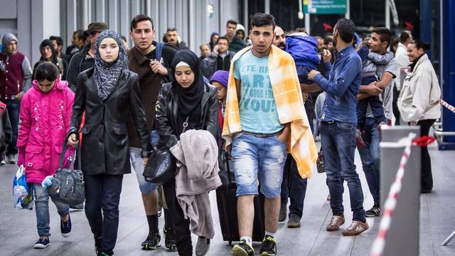 Des réfugiés arrivent à la station de Düsseldorf. [EPA/Keystone - Maja Hitji]