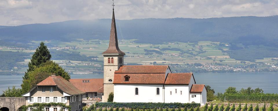 Magnifique journée autour du lac de Neuchâtel, avec vue sur l'église de Font. [Bernard Favre]