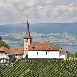 Magnifique journée autour du lac de Neuchâtel, avec vue sur l'église de Font. [Bernard Favre]
