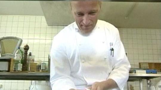 Georges Wenger dans ses cuisines en 1998. [RTS]