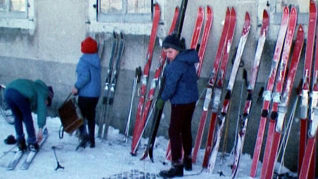 Le ski de fond, un moyen de locomotion pour les enfants de la Brévine en 1969. [RTS]