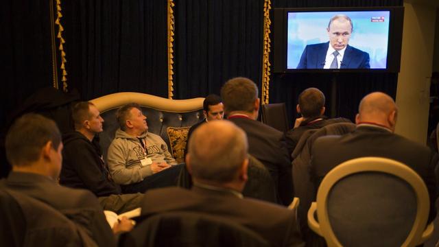 Une équipe de journalistes assistent au traditionnel exercice de questions-réponses de Vladimir Poutine. [AP Photo/Keystone - Alexander Zemlianichenko]