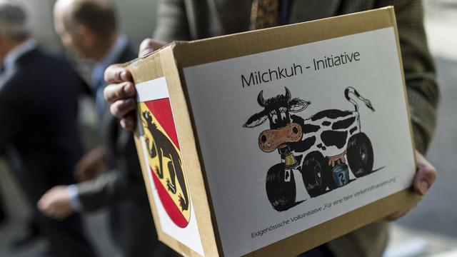 L'initiative "vache à lait" avait été déposée en mars 2014 à Berne. [Keystone - Alessandro della Valle]