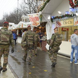 Soldats et légionnaires français sont désormais visibles partout dans Paris. [AFP - Bertrand Guay]
