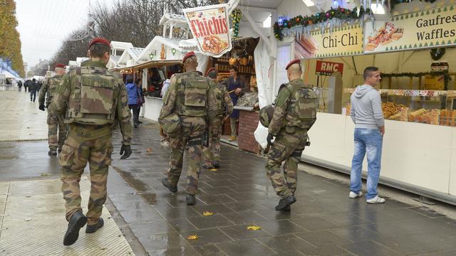 Soldats et légionnaires français sont désormais visibles partout dans Paris. [AFP - Bertrand Guay]