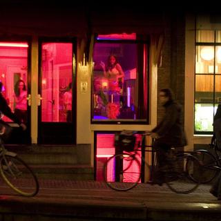 Le Quartier Rouge, lieu incontournable de la prostitution, fait partie de l'image de la ville. [AP/Keystone - Peter Dejong]