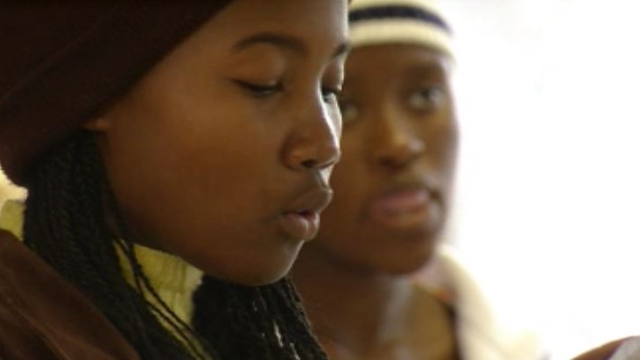Adolescente de Soweto aidée par la Fondation François Xavier Bagnoud, 2010 [RTS]