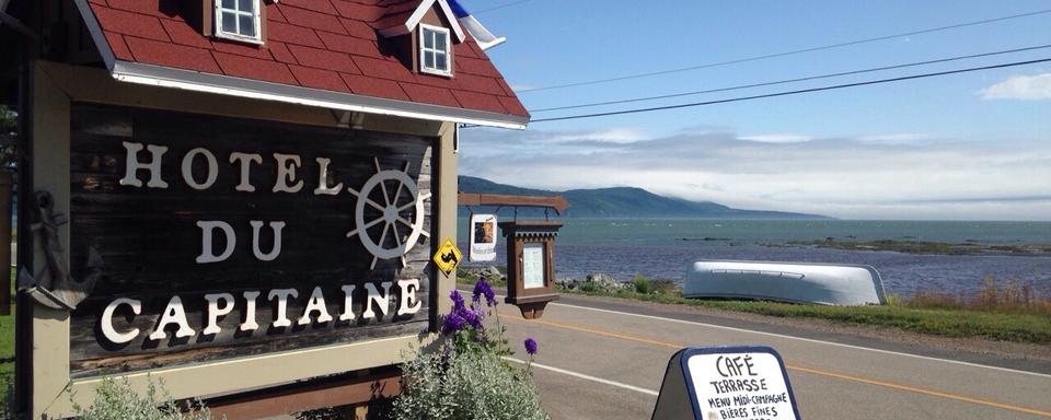 Sur l’Isle-aux-Coudres, "Very Road Trip" est accueilli par la chanteuse Caroline Desbiens dans son "Hôtel du Capitaine". Coupés du monde mais pas de l’Histoire du Québec. [RTS]