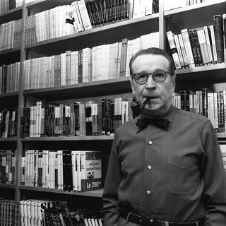 Georges Simenon dans sa bibliothèque à Lausanne. [Georges Simenon dans sa bibliothèque à Lausanne.]