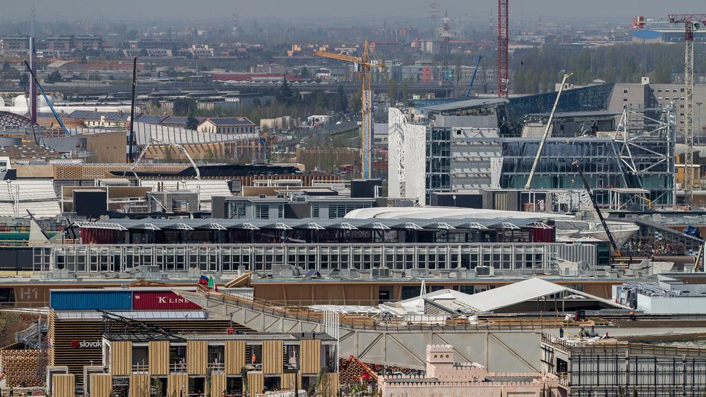 De nombreux pavillons de l'Expo universelle de Milan sont encore en construction à quelques jours de l'ouverture. [Keystone/Ti-Press - Pablo Gianinazzi]