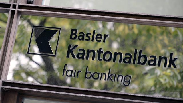 Das Logo der Basler Kantonalbank an der Zuercher Stockerstrasse, aufgenommen am Dienstag, 23. Oktober 2012. Machenschaften des Vermoegensverwalters ASE sollen rund 500 Anleger 300 Millionen Franken gekostet haben. Bei der BKB, die mit ASE geschaeftete, hat dies Konsequenzen. Neben dem Chef der BKB muessen drei Mitaebeiter der Filiale in Zuerich, wo die ASE ihre Konten hatte, die Bank verlassen. (KEYSTONE/Walter Bieri) [Walter Bieri]