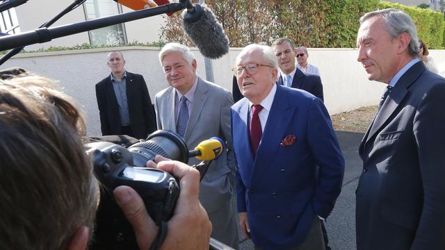 Jean-Marie Le Pen, à la sortie de la réunion avec les membres du Bureau exécutif du FN. [(AP Photo/Jacques Brinon]