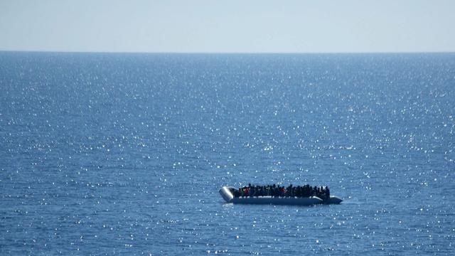 Un bateau de migrants en méditerranée. [EPA/Keystone - Christian Kruse]