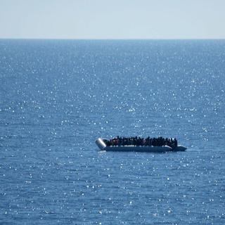 Un bateau de migrants en méditerranée. [EPA/Keystone - Christian Kruse]