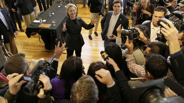 Hillary Clinton s'adresse à la presse ce mardi 19 mai 2015 dans l'Iowa, alors qu'elle n'avait pas parlé à un journalitse depuis le 21 avril. [AP Photo/Charlie Neibergall]