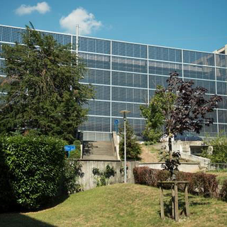 La façade photovoltaïque du CSEM à Neuchâtel, symbole de la volonté de développement durable à Neuchâtel. [neuchatelville.ch]