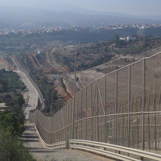 Des grillages hauts de 6 à 7 mètres marquent la frontière entre Melilla et le Maroc. [RTS - Valérie Demon]