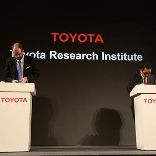 Les responsables de Toyota lors d'une conférence de presse vendredi. [AP/Keystone - Eugene Hoshiko]