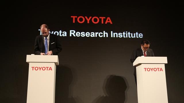 Les responsables de Toyota lors d'une conférence de presse vendredi. [AP/Keystone - Eugene Hoshiko]